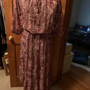 Elastic waist, neck, sleeves.Looked great with my wide belt and leather boots!